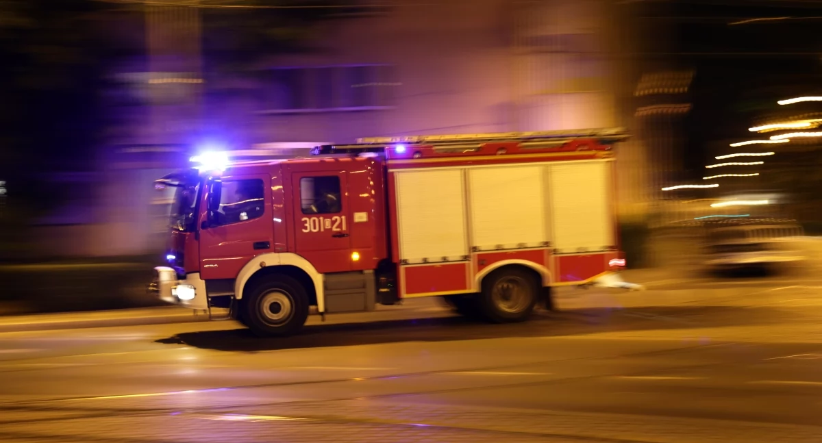 Czosnów. Awaria sieci wodociągowej przy ulicy Wiejskiej w Cząstkowie Polskim. Woda wylewa się na chodnik i drogę