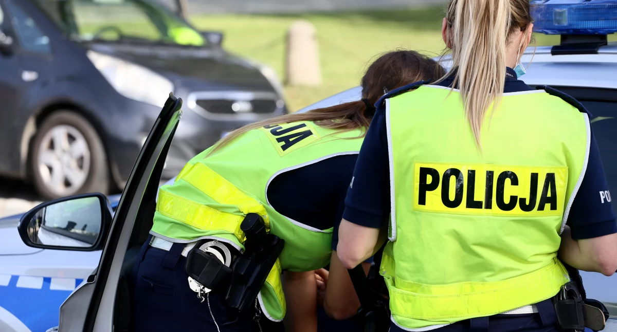 Kolejni poszukiwani w rękach policji: 28-latek za narkotyki i jazdę po alkoholu, inni za wykroczenia drogowe i przestępstwa wobec funkcjonariuszy
