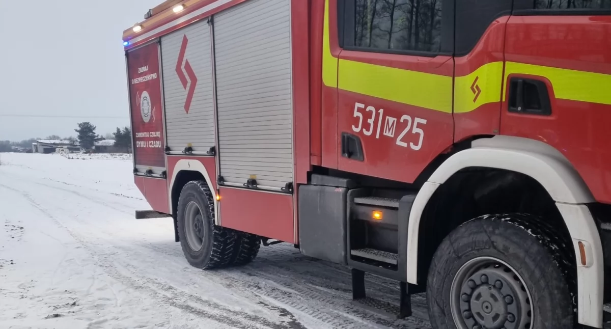 Leoncin. Kolizja 3 osobówek we wsi Stanisławowo. Kobieta kierująca chevroletem straciła przytomność i z podejrzeniem udaru mózgu przetransportowano ją do szpitala