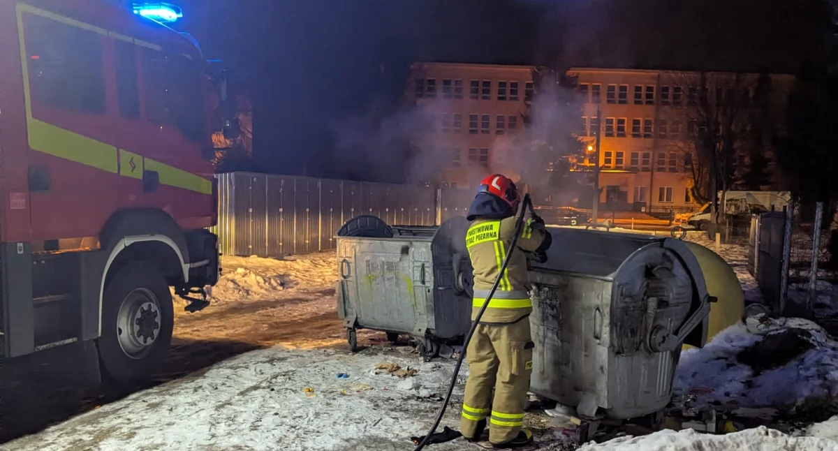 Nowy Dwór Mazowiecki. Dwa pożary śmietników jednego dnia przy Bohaterów Modlina. Interweniowali strażacy