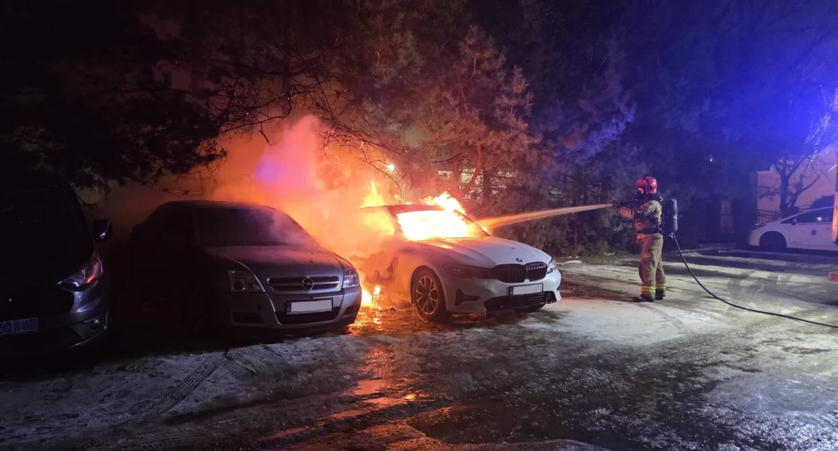 Nowy Dwór Mazowiecki. Pożar dwóch aut na Osiedlu Młodych w pobliżu kościoła. Interweniowała straż pożarna i policja