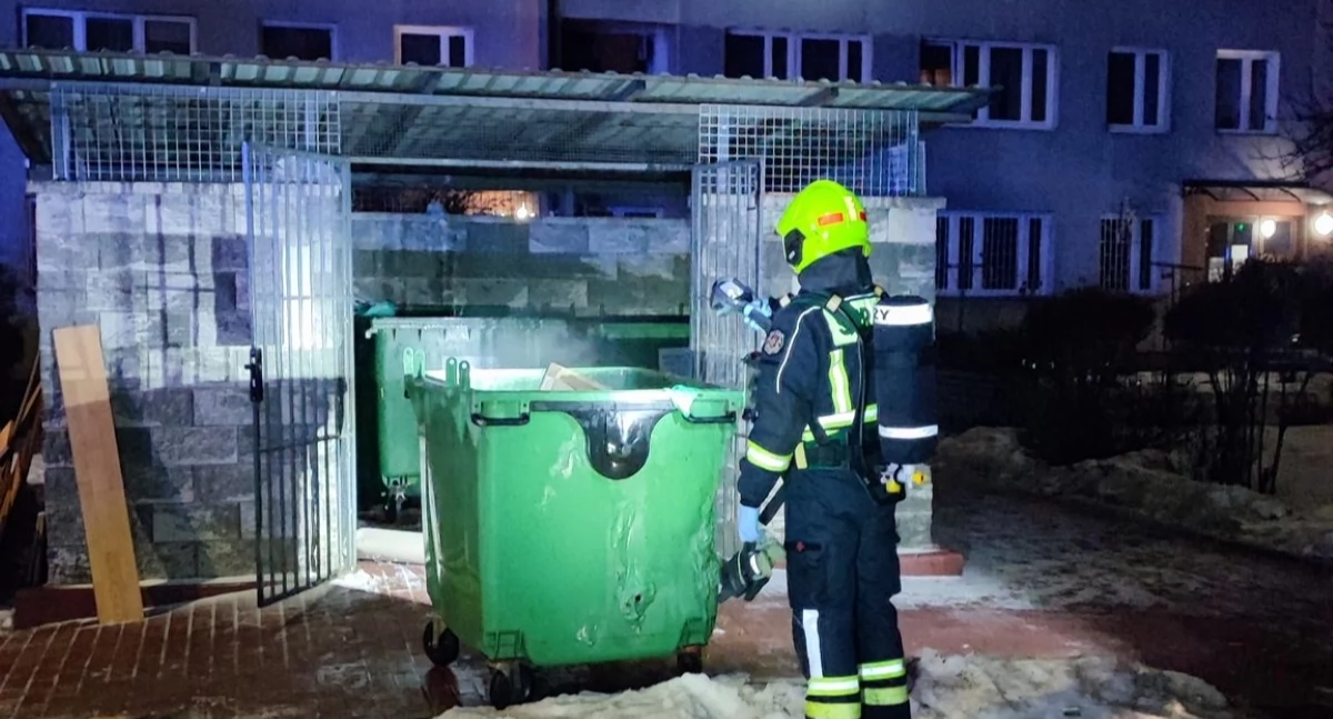 Nowy Dwór Mazowiecki. Pożar kontenera w wiacie śmietnikowej przy Chemików. Interweniowała straż pożarna