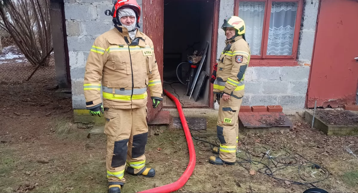 Pomiechówek. W wyniku awarii rury woda zalała piwnicę w budynku przy Broniewskiego. Wodę, która sięgała 1 m wypompowali strażacy