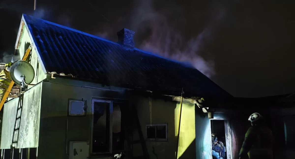 Czosnów. Tragiczny pożar domu w Łomnie przy Kochanowskiego. Nie żyją dwie osoby
