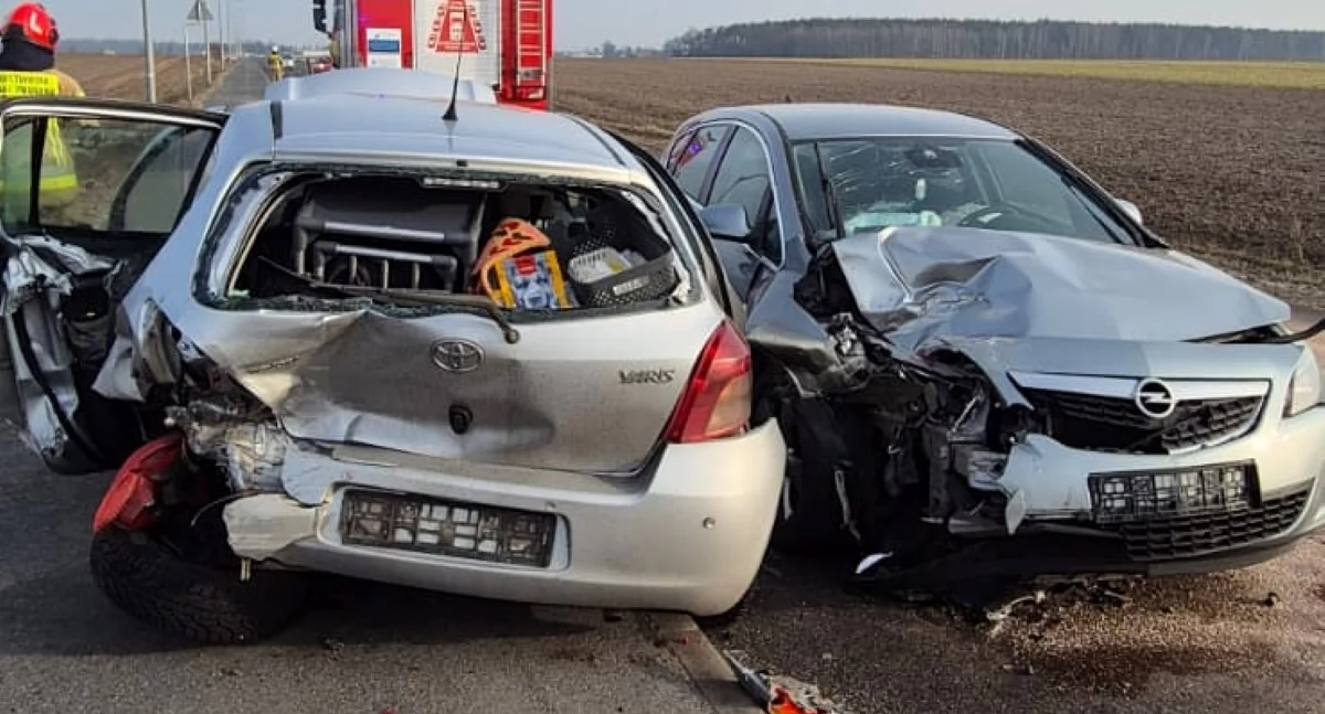 Zakroczym. Zderzenie dwóch aut osobowych na Doranta. Strażacy użyli sprzętu hydraulicznego, żeby uwolnić jednego z kierowców