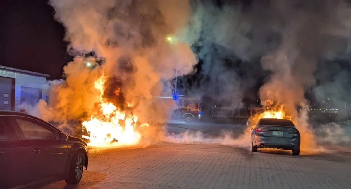 Nowy Dwór Mazowiecki. Podpalacz grasuje w najlepsze? Na parkingu przy Morawicza spłonęły dwa samochody marki BMW 
