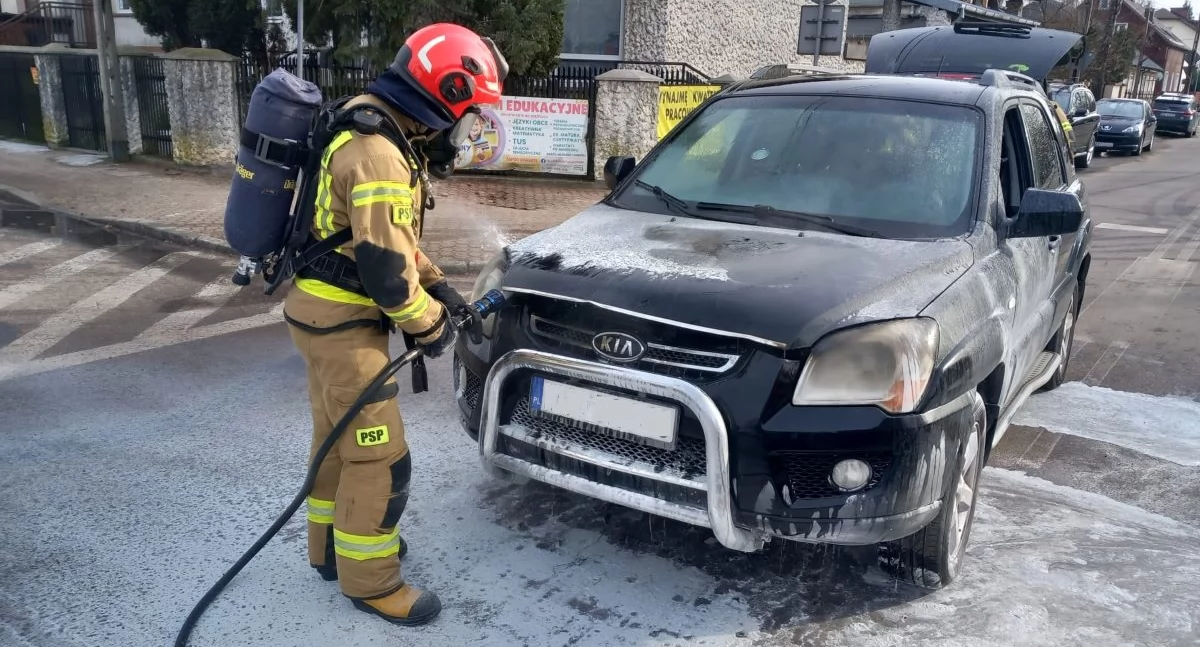 Nowy Dwór Mazowiecki. Pożar kii przy Sukiennej. Auto zablokowało skrzyżowanie. Pomogli strażacy