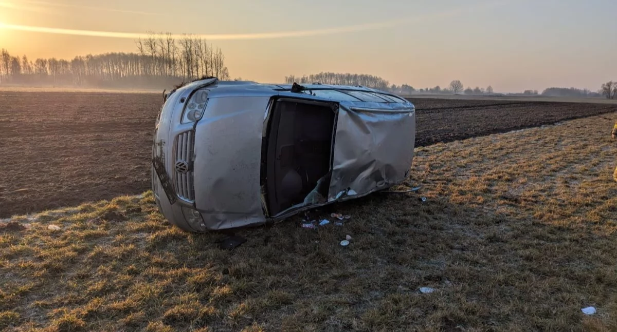 Nasielsk. Kierowca volkswagena wypadł z drogi we wsi Pianowo Daczki i dachował. Kobieta trafiła do szpitala