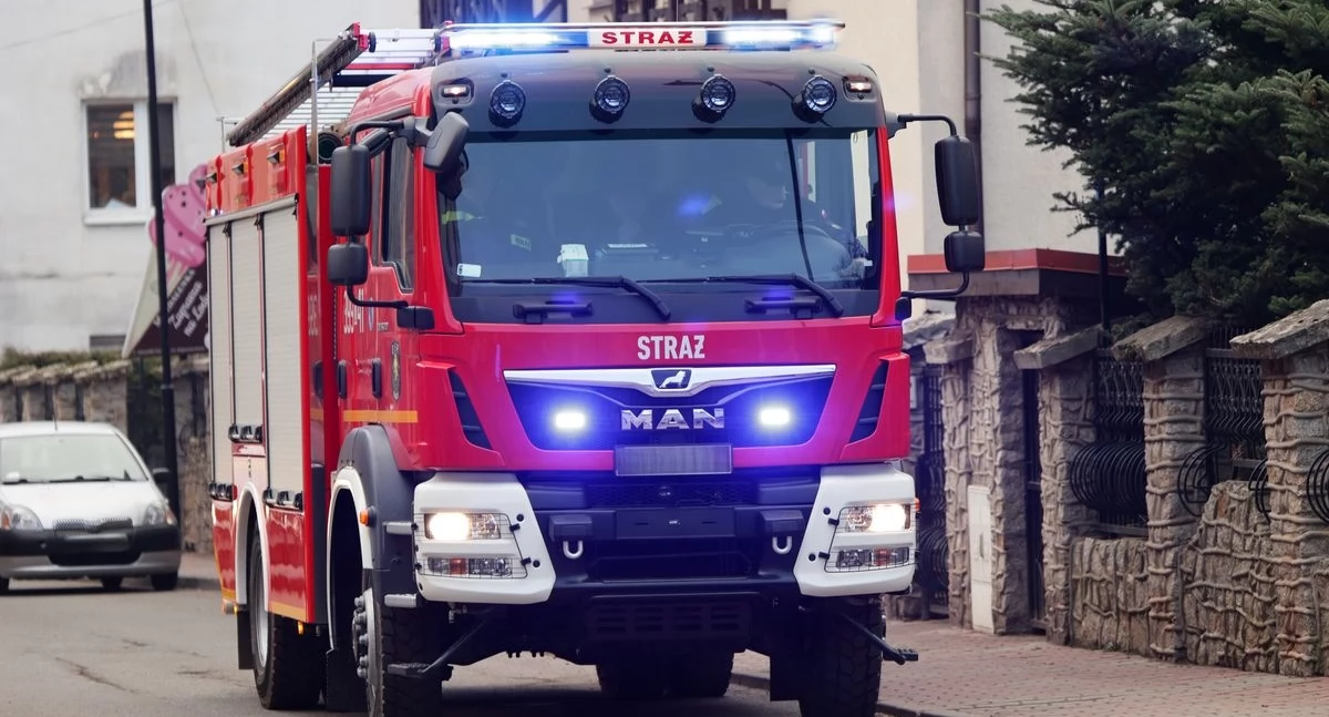 Nowy Dwór Mazowiecki. Strażacy, policjanci i ratownicy medyczni pomogli seniorce. Interwencja w bloku przy Mazowieckiej