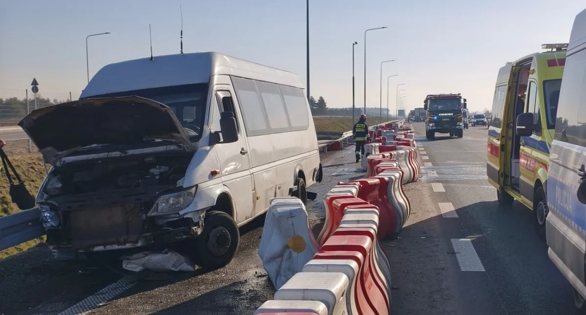 Zakroczym. Kierowca dostawczego Mercedesa uderzył w bariery ochronne. Uszkodzone zostało również auto osobowe