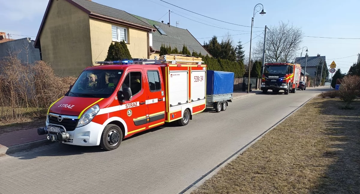 Nowy Dwór Mazowiecki. Pęknięta rura z wodą spowodowała zalanie dwóch piwnic w budynku handlowo-usługowym przy ul. Przejazd. Z pomocą przyszli strażacy