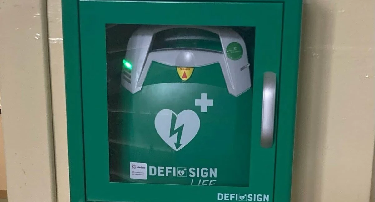 Nowy Dwór Mazowiecki. Nowy defibrylatory AED na terenie miasta. Sprzęt, który może uratować ludzkie życie i w obsłudze nie wymaga specjalistycznego przeszkolenia