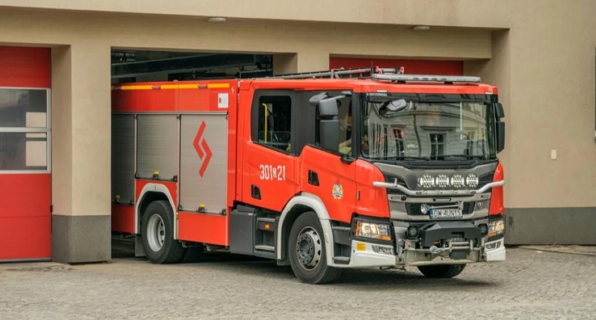 Czosnów. Pożar naczepy z elektrośmieciami na terenie firmy w Cząstkowie Mazowieckim. Pierwszy z ogniem walczył pracownik zakładu