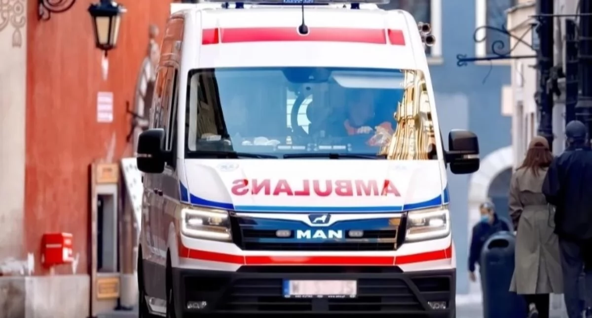 Nowy Dwór Mazowiecki. Karetka pogotowia z pacjentem w środku zakopała się w rejonie ulicy Okunin. Ratownikom medycznym pomogli strażacy