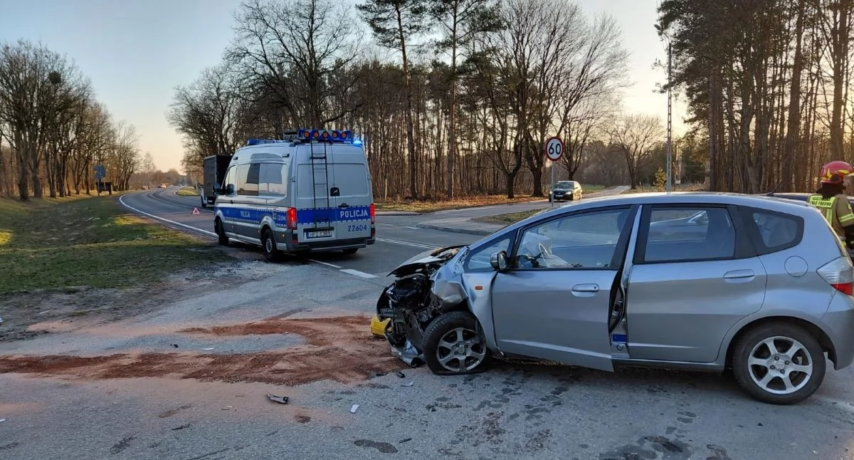 Czosnów. Kolizja hondy i kii na DW nr 579 we wsi Aleksandrów