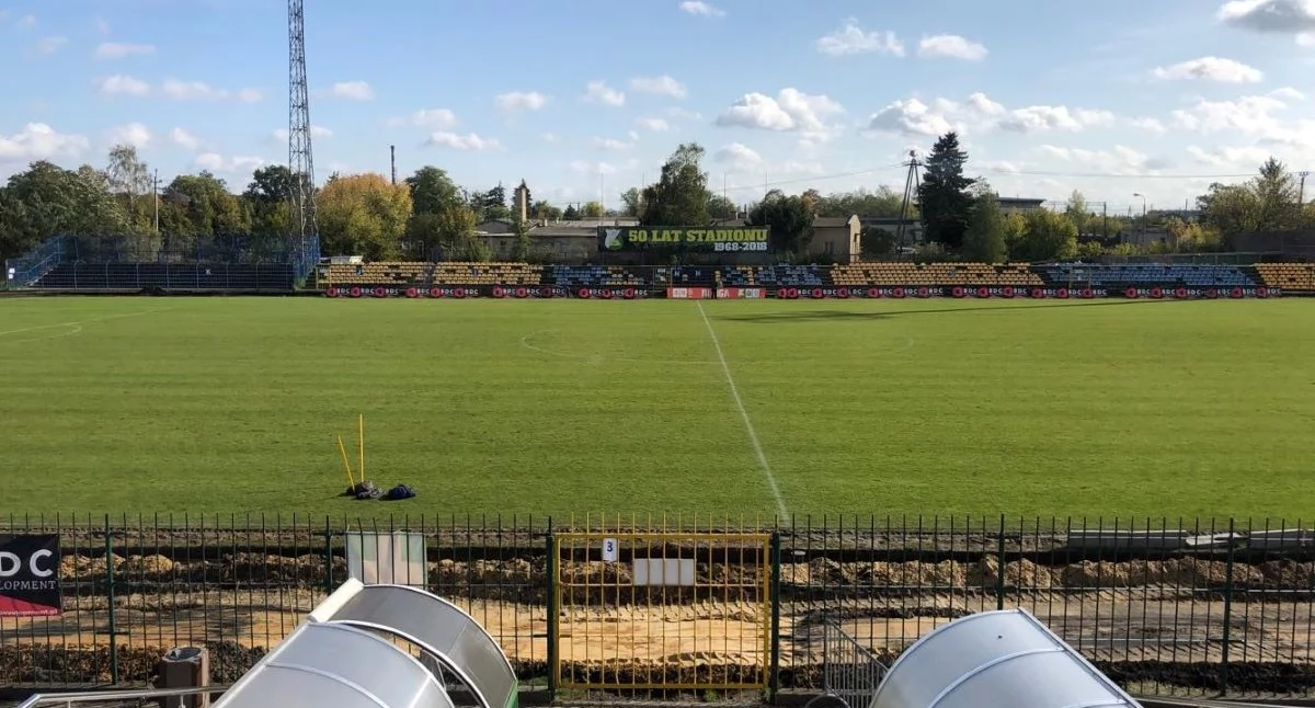 Nowy Dwór Mazowiecki. Murawa boiska przy Sportowej jak z żurnala. Trwają przygotowania do tegorocznej kompleksowej pielęgnacji tego obiektu sportowego