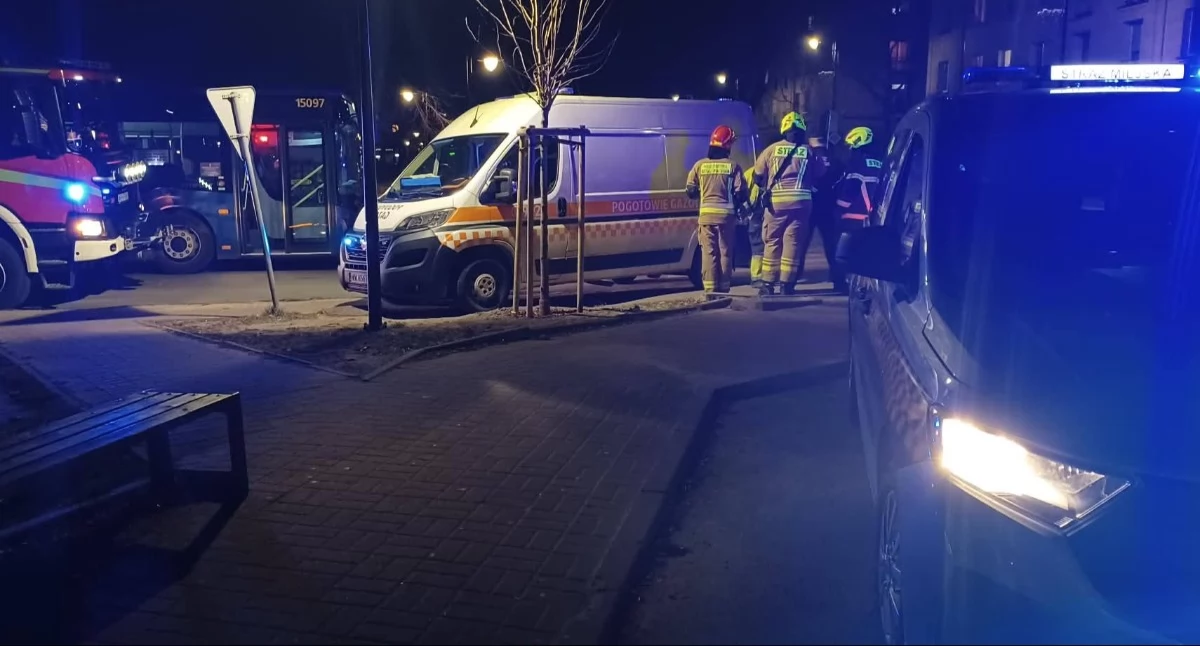 Nowy Dwór Mazowiecki. W rejonie skrzyżowania Warszawskiej i Sawy doszło do rozszczelnienia rury z gazem i jego wycieku. Interweniowały służby ratownicze