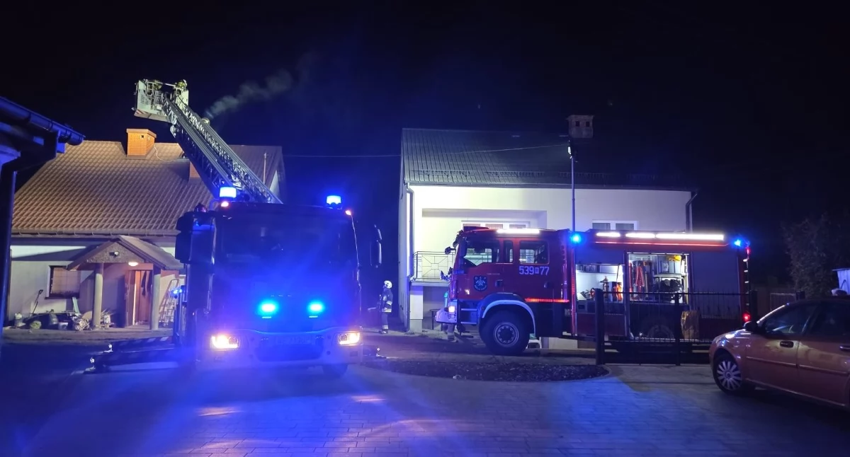 Czosnów. Pożar sadzy w przewodzie kominowym domu w Kazuniu Polskim. Na miejscu interweniowały trzy zastępy straży pożarnej