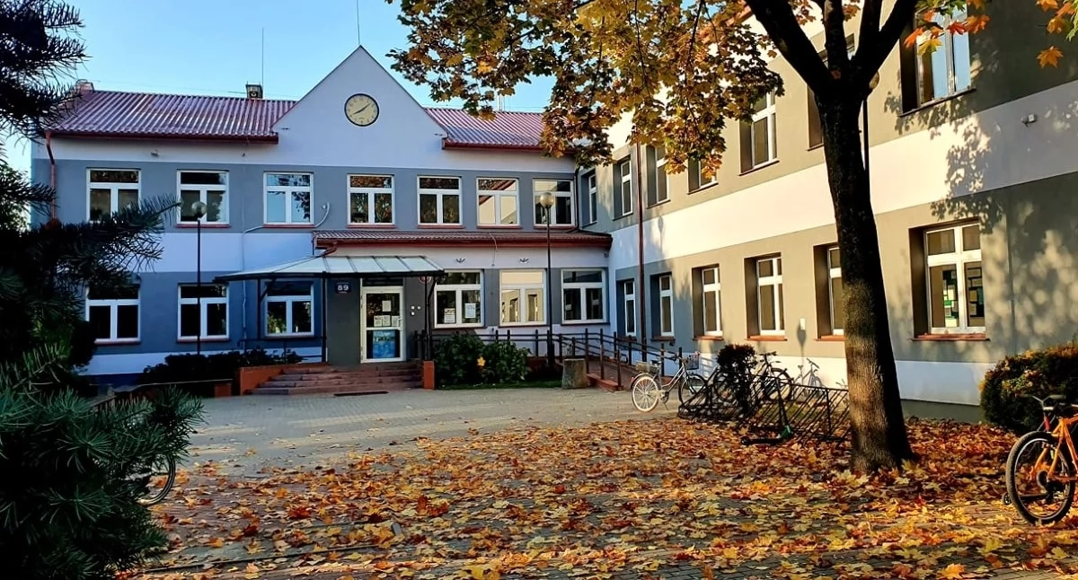 Czosnów. Wybrano wykonawcę przebudowy placu zabaw przy Szkole Podstawowej w Łomnie. Inwestycja będzie kosztować ponad 340 tys. zł