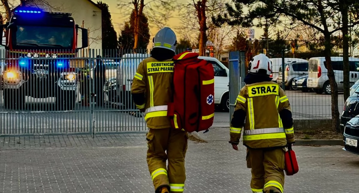 Nasielsk. Nagłe zatrzymanie krążenia u 64-latka przy Sportowej. Oprócz lekarza z SPZOZ w reanimacji pomagali strażacy