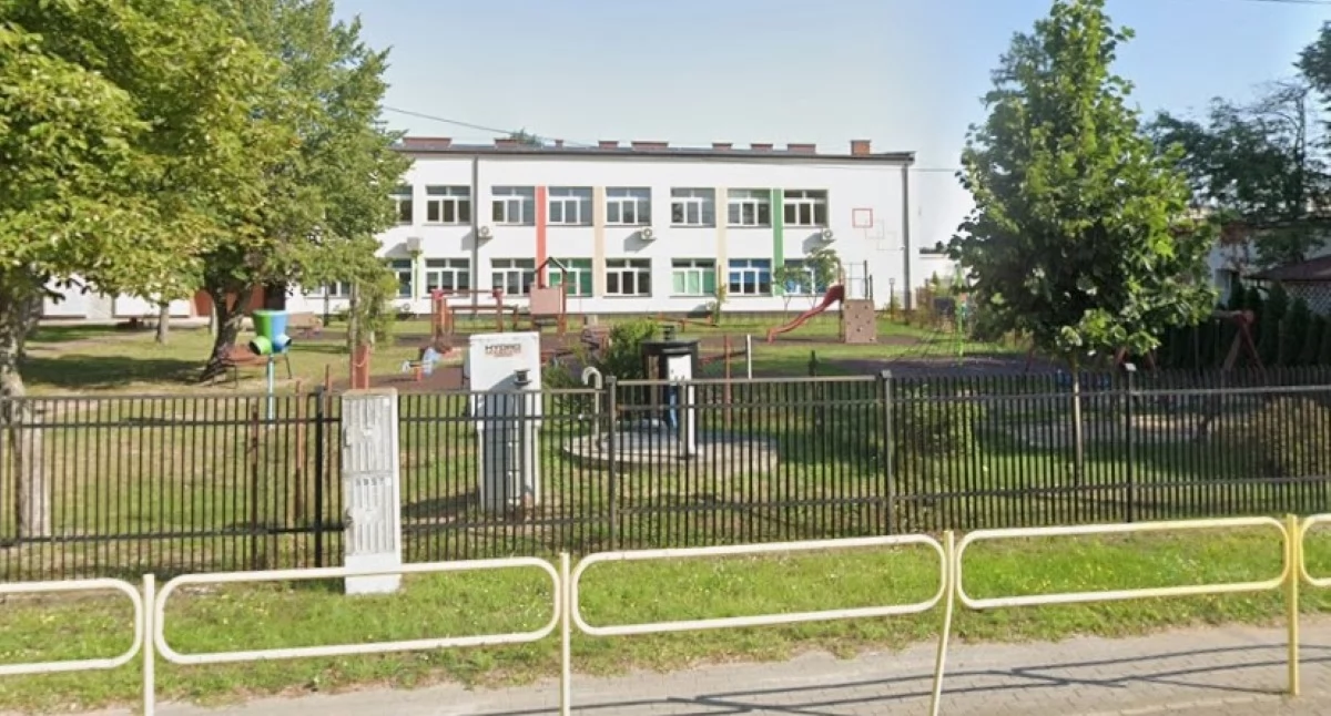 Czosnów. Plac zabaw przy Szkole Podstawowej w Małocicach zostanie wyremontowany. Szukają wykonawcy tego zadania