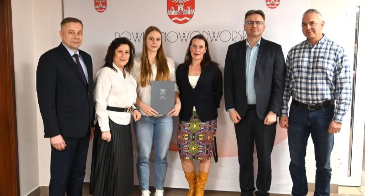 Sportowa pasja doceniona. Starosta nowodworska, Magdalena Biernacka wręczyła stypendia sportowe 4 uczniom szkół średnich z powiatu nowodworskiego