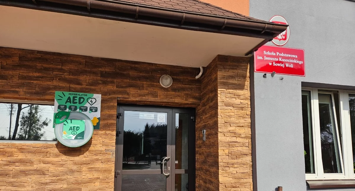 Czosnów. W Sowiej Woli na ścianie Szkoły Podstawowej zainstalowano nowoczesny defibrylator AED
