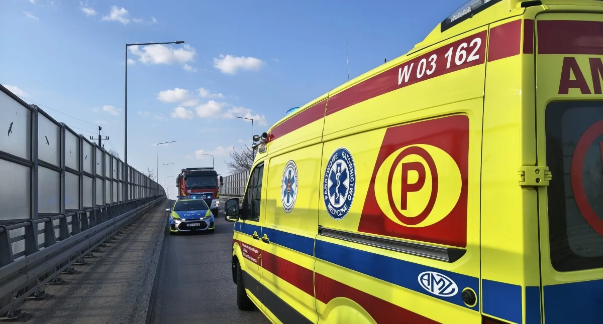 Nowy Dwór Mazowiecki. Na wiadukcie w ciągu ul. Morawicza mężczyzna spadł z roweru i doznał obrażeń głowy. Rowerzysta trafił do szpitala