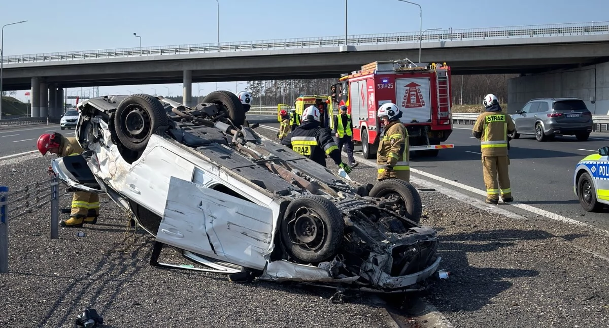 Zakroczym. Na trasie S7 dachował samochód osobowy. Dwie osoby zostały przebadane przez ratowników medycznych
