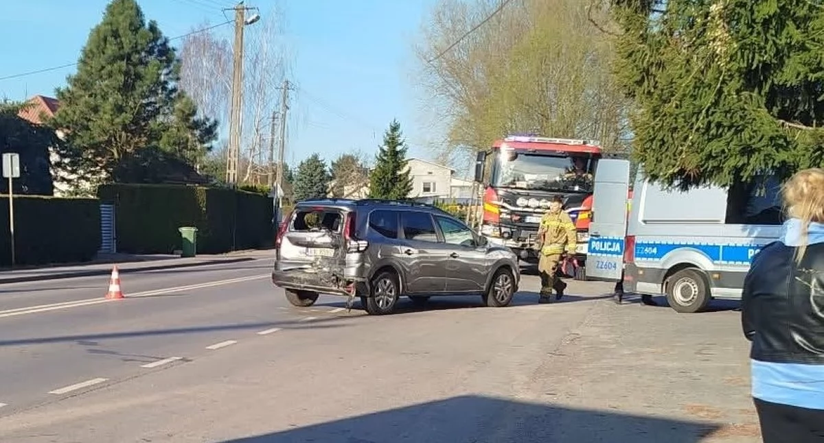 Nasielsk. Zderzenie auta dostawczego i samochodu osobowego w Psucinie. Jedna osoba trafiła do szpitala. Sprawca wypadku prowadził w stanie po użyciu alkoholu