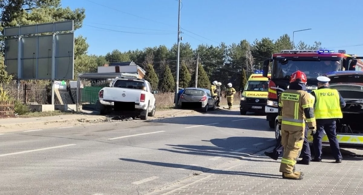 Leoncin. Zderzenie Opla i Volkswagena w Stanisławowie. Dwie osoby trafiły do szpitala