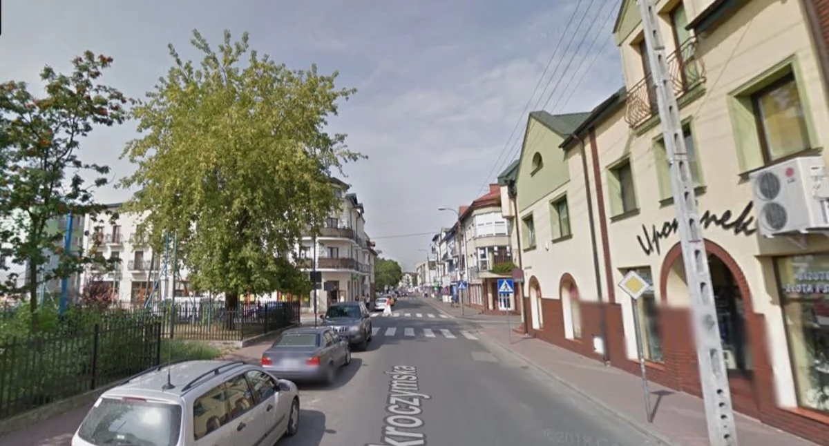 Nowy Dwór Mazowiecki. Kierowca renault potrącił 36-letnią Ukrainkę i jej 8-letnią córkę na przejściu dla pieszych przy Zakroczymskiej, po czym uciekł. Policja poszukuje sprawcy tego wypadku drogowego