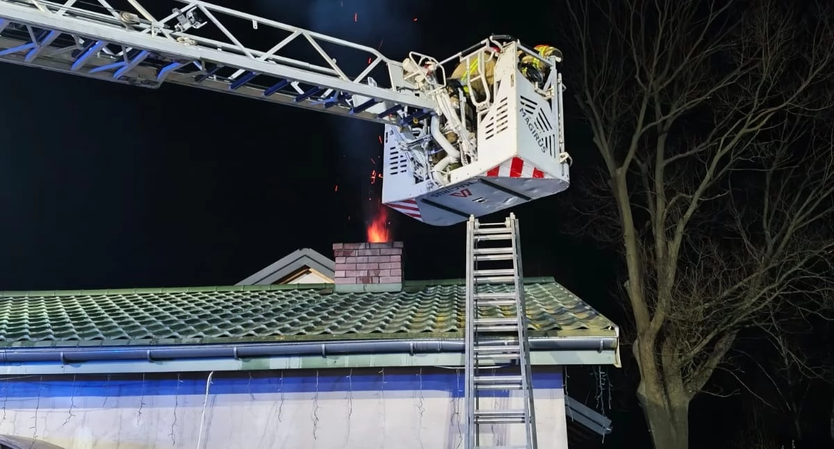 Nasielsk. Pożar sadzy w domu w Andzinie. Interweniowały cztery zastępy straży pożarnej