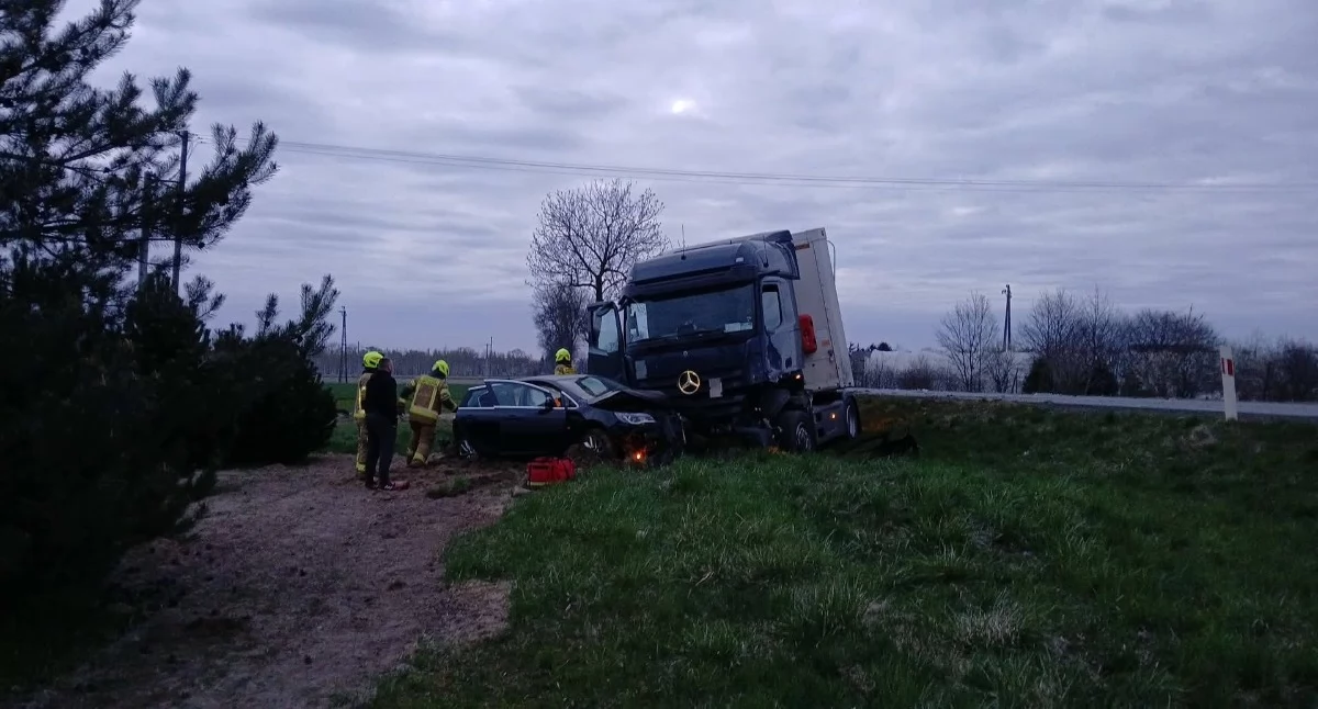 Zakroczym. Zderzenie ciężarówki i dwóch samochodów osobowych na DK 62 w Wygodzie Smoszewskiej. Pięć osób trafiło do szpitala (aktualizacja)