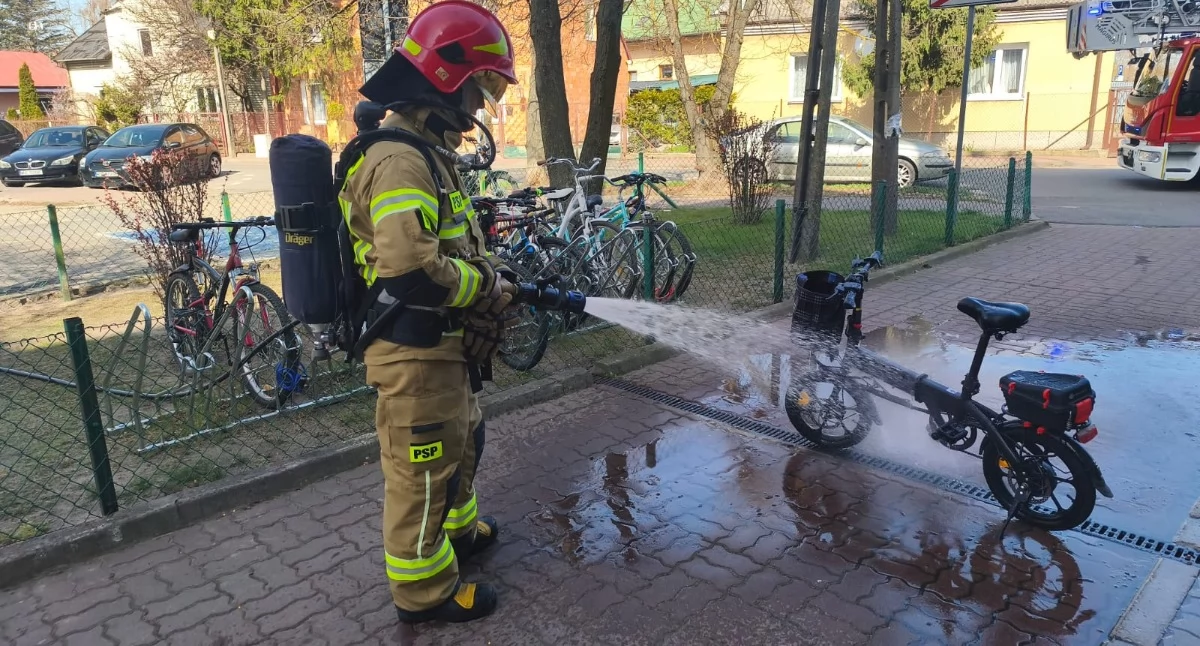 Nowy Dwór Mazowiecki. Pożar roweru elektrycznego w bloku przy Lotników 