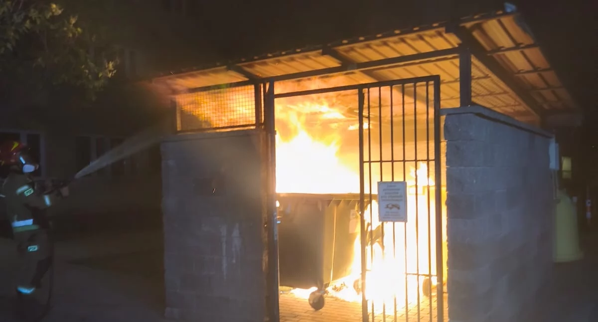 Nowy Dwór Mazowiecki. Podpalenia kontenerów na odpady przy Bohaterów Modlina. Interweniowali strażacy i policjanci