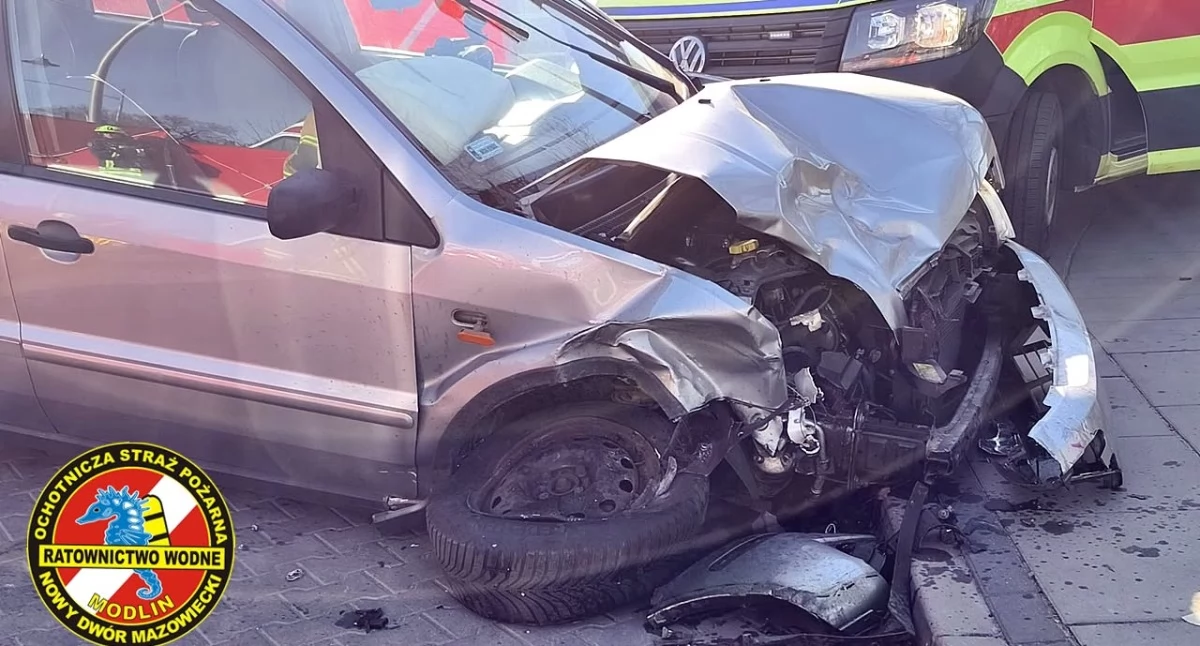 Nowy Dwór Mazowiecki. Tragiczny wypadek z udziałem samochodu osobowego i motocykla na Morawicza. Nie żyje 28-letni kierowca jednośladu