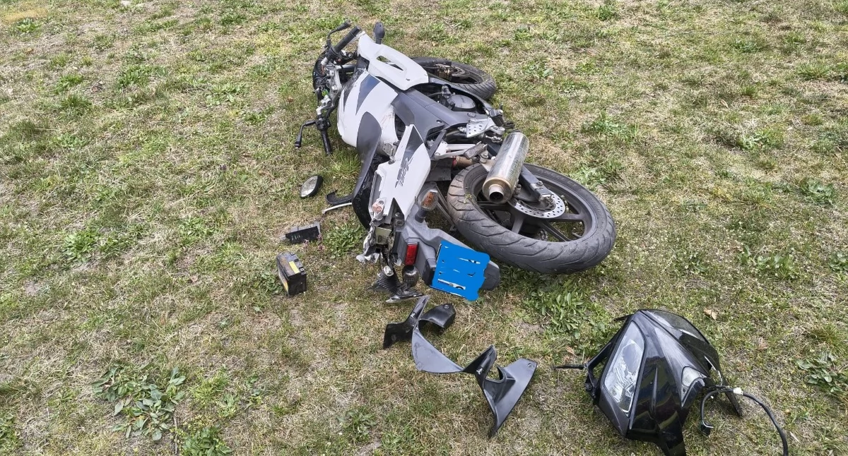 Nasielsk. Motocyklista na łuku drogi wypadł z jezdni i uderzył w ogrodzenie posesji. 33-letni kierowca jednośladu trafił do szpitala