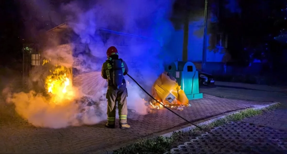 Zakroczym. Pożar trzech kontenerów na odpady przy Tylnej. Interweniowali strażacy