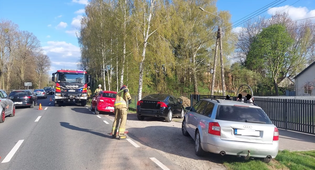 Czosnów. Zderzenie Volvo, Suzuki i Audi na Głównej w Kazuniu Nowym. Jedna osoba trafiła do szpitala