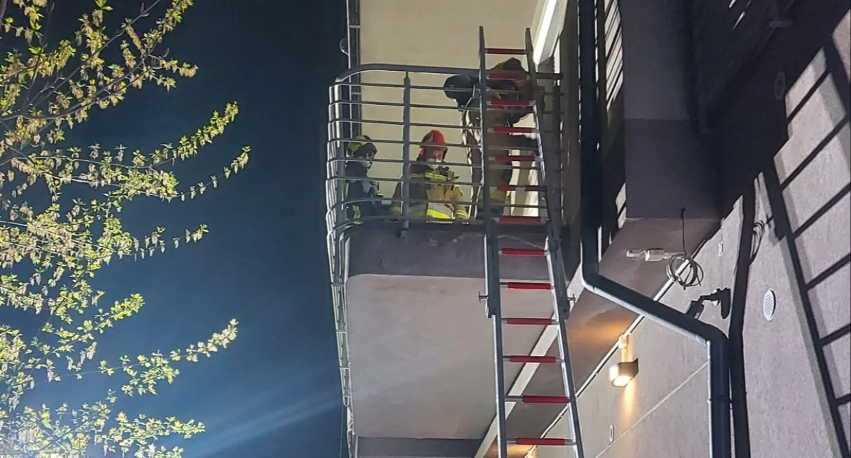 Nowy Dwór Mazowiecki. Służby ratownicze weszły siłowo do mieszkania przy ulicy Przejazd. W lokalu odkryto ciało kobiety