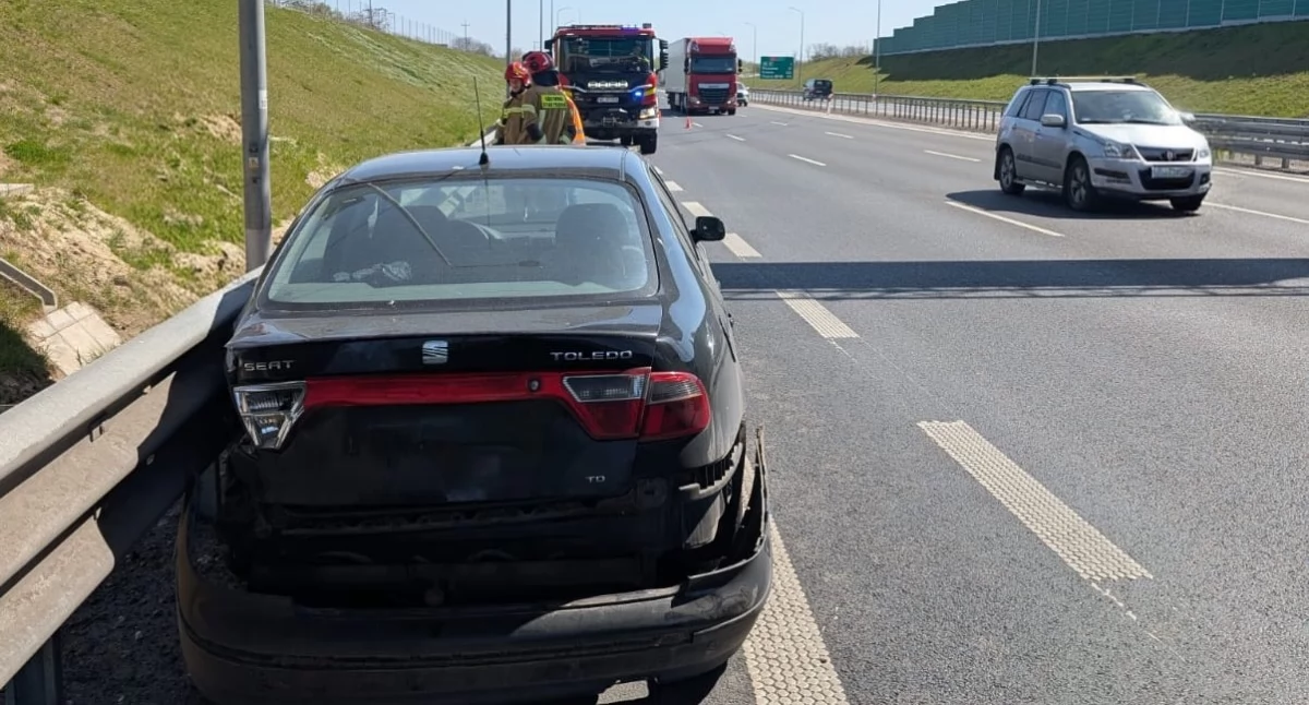 Zakroczym. Kierowca samochodu osobowego uderzył w bariery na trasie S7. Interweniowały służby ratownicze