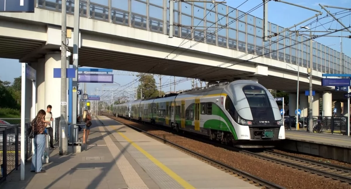 Nowy Dwór Mazowiecki. Noga 9-latka zaklinowała się w ogrodzeniu peronu stacji kolejowej. Z pomocą dziecku przyszli strażacy