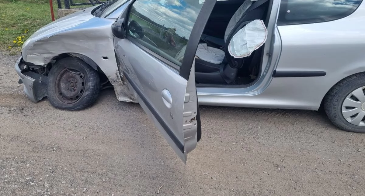 Nasielsk. Zderzenie audi i peugeota na drodze wojewódzkiej we wsi Lorcin. Pomogła straż pożarna