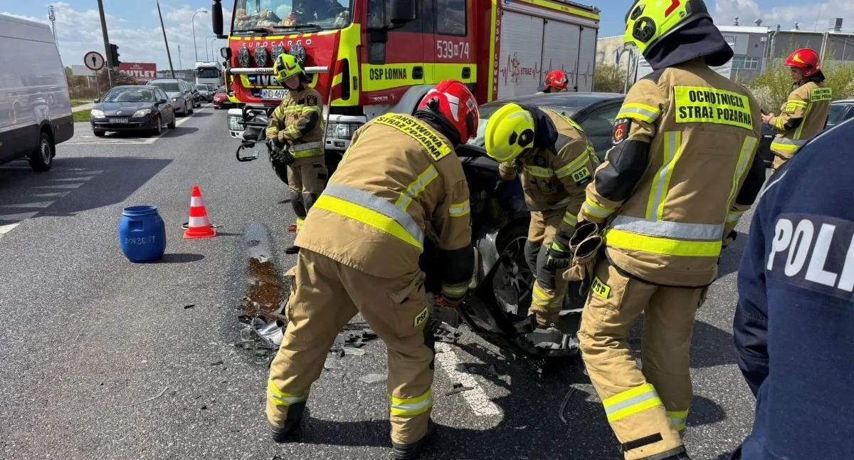 Czosnów. Zderzenie seata i volkswagena na S7 w Czosnowie. Pas ekspresówki w stronę stolicy został całkowicie zablokowany