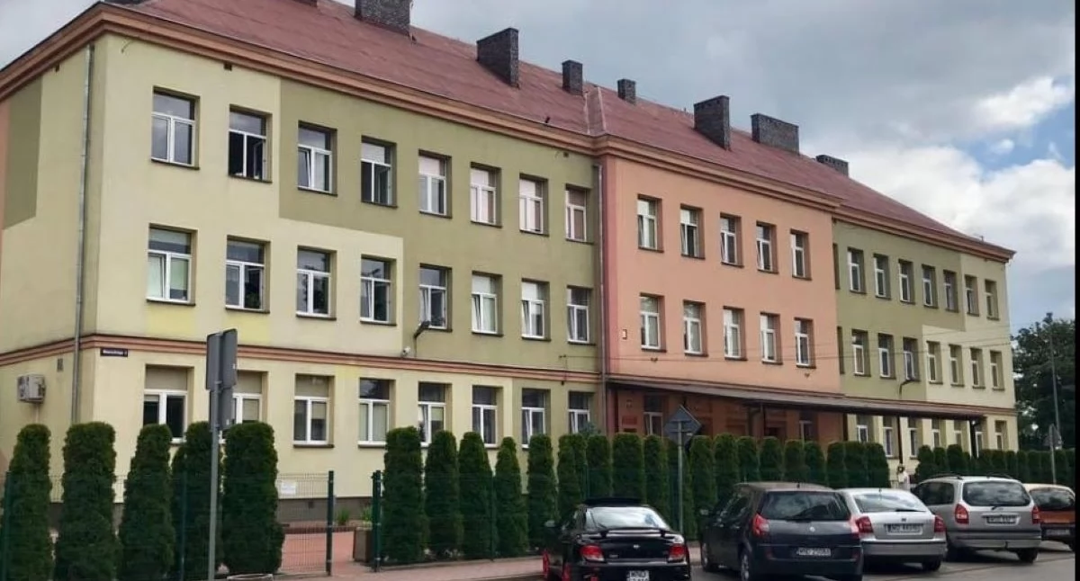 Nowy Dwór Mazowiecki. Dach w podstawówce przy Słowackiego przejdzie kapitalny remont. W 2026 r. ma powstać projekt tej inwestycji