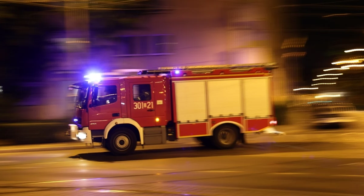 Nasielsk. Pożar przyczepy gastronomicznej przy Warszawskiej. Interweniowały cztery zastępy straży pożarnej i policja
