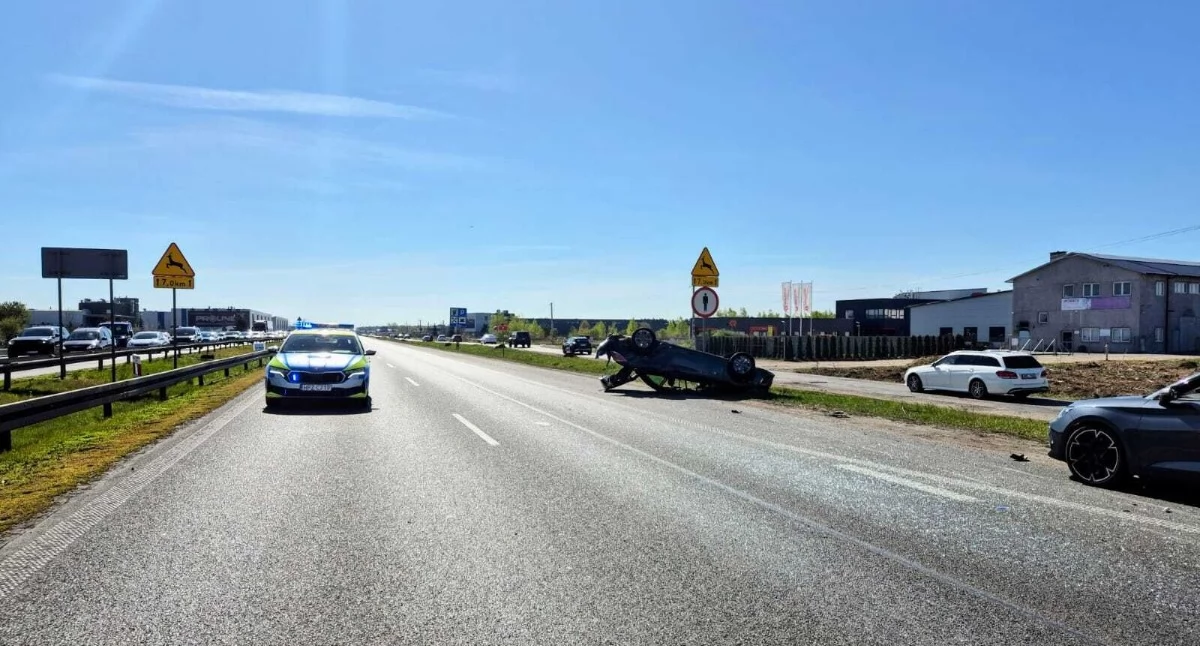 Czosnów. Zderzenie trzech aut osobowych na trasie S7 w Palmirach. Jeden z pojazdów dachował a ruch w kierunku Warszawy jest utrudniony (aktualizacja)