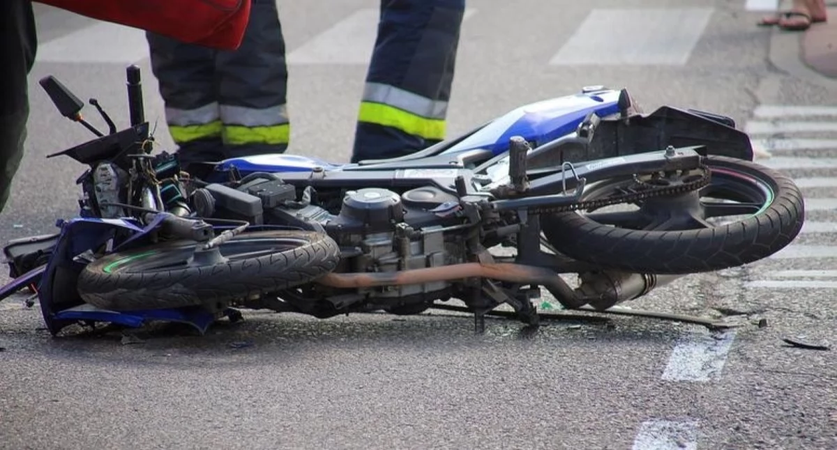 Pomiechówek. W Kosewie motocyklista w czasie jazdy przewrócił się na łuku drogi i doznał obrażeń. Kierowca jednośladu trafił do szpitala