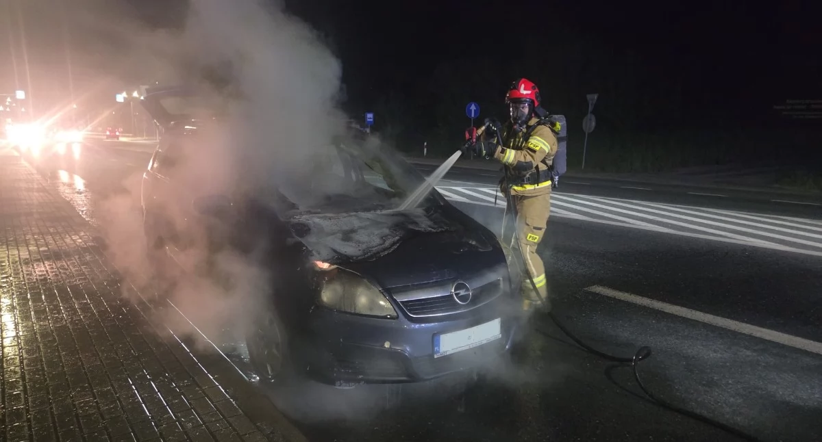 Nowy Dwór Mazowiecki. Pożar samochodu osobowego na drodze krajowej nr 85. Pomimo interwencji strażaków ogień poważnie uszkodził pojazd